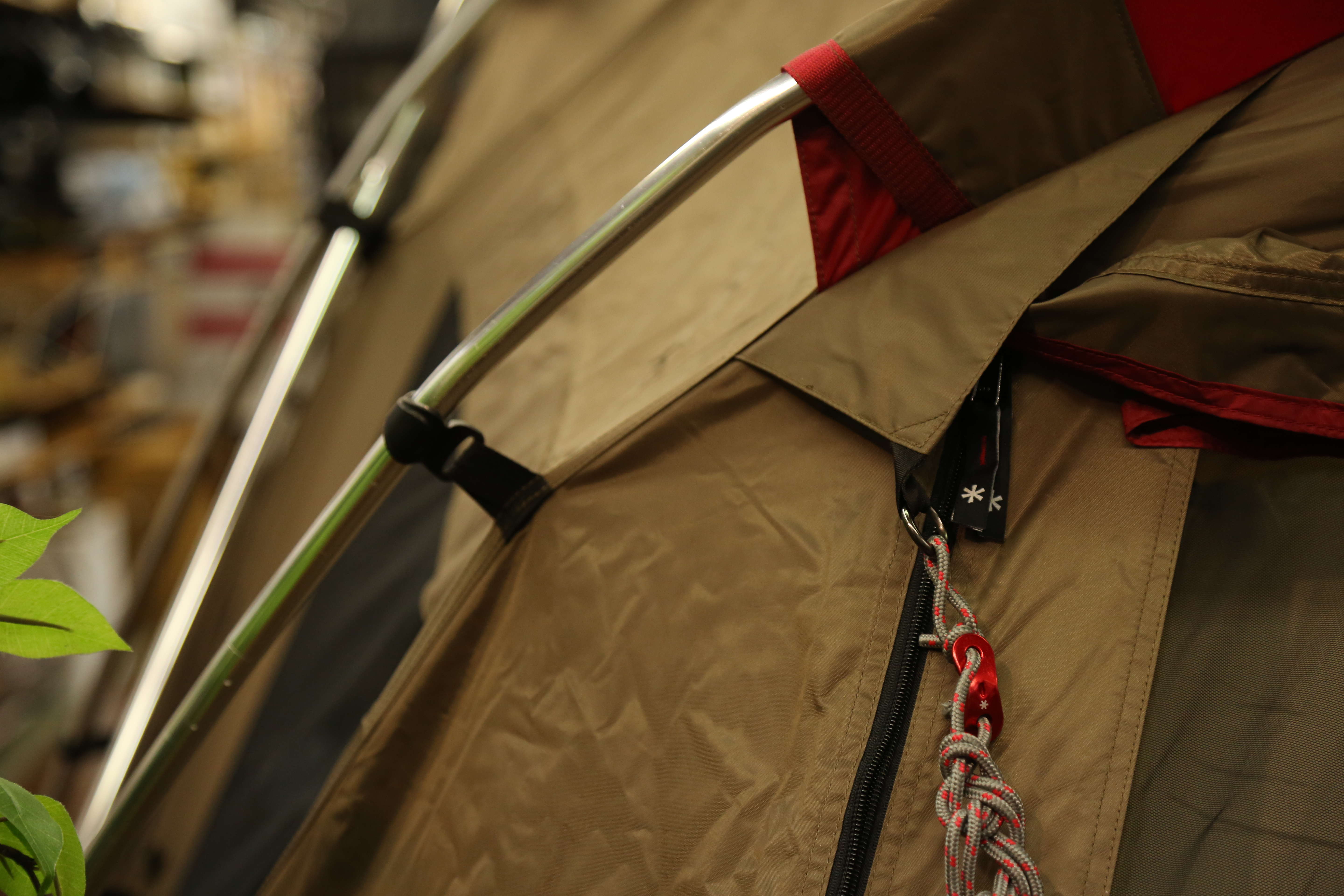 春キャンプに向けて新商品、人気テント展示中です。